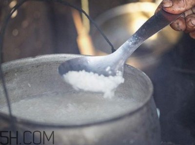 ​煮饭怎么不粘锅？煮饭能用开水吗