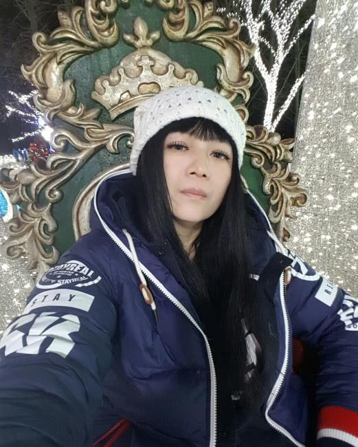 周润发前妻晒近照，年过半百仍潇洒自在，两个女儿亭亭玉立颜值高