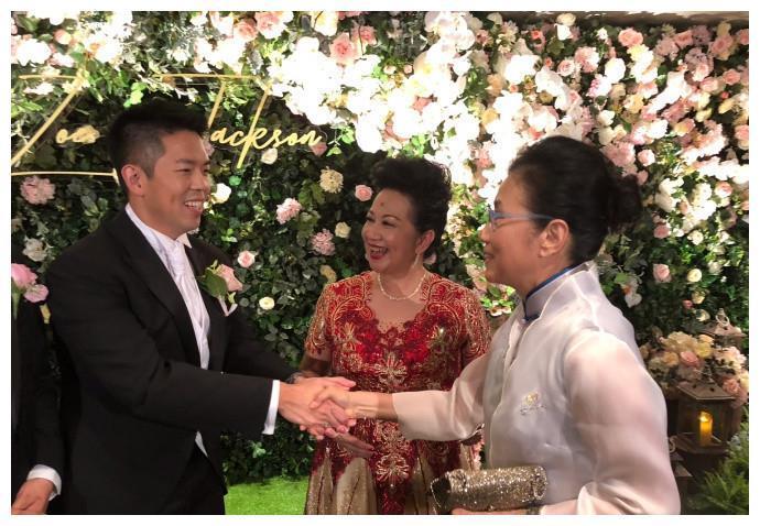 亿元女星薛家燕儿子大婚，送儿媳百万金饰，半个香港娱乐圈庆贺！