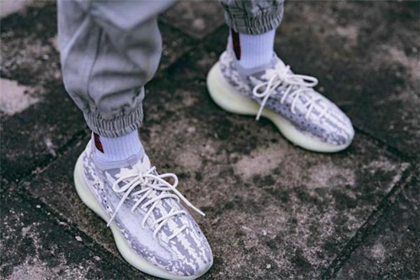 椰子380外星人开箱测评-yeezy 380 alien实物上脚图