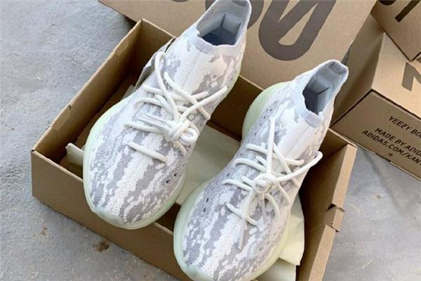 椰子380外星人开箱测评-yeezy 380 alien实物上脚图